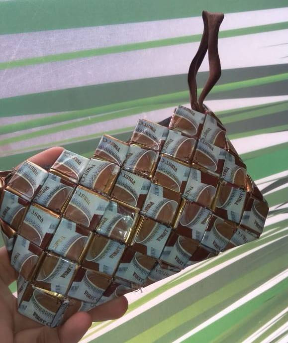 Gambar kerajinan dompet dari limbah plastik bungkus kopi (foto: koleksi pribadi)