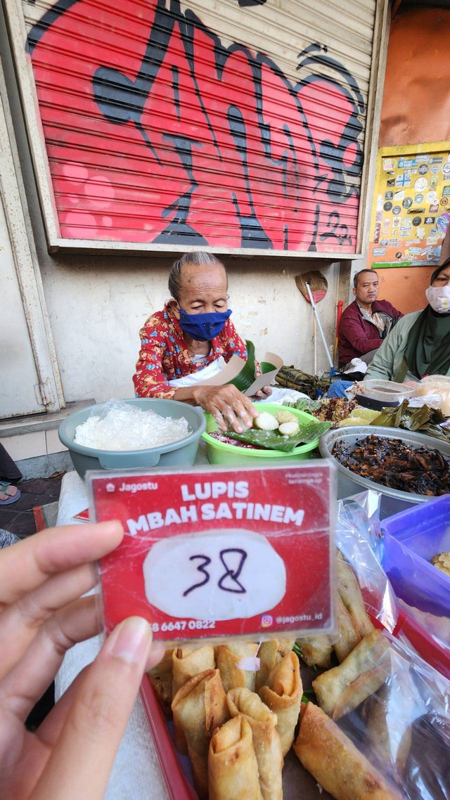 Lupis Mbah Satinem, kuliner legendaris Yogyakarta yang sudah ada sejak 1963 (24/6/23) Foto: Azalia Amadea/Kumparan