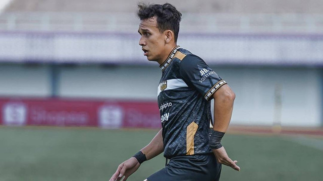 Egy Maulana Vikri dalam pertandingan pekan pertama Liga 1 2023/24 antara Dewa United vs Arema FC di Indomilk Arena, Tangerang, Minggu (2/7). Foto: Instagram/@dewaunitedfc