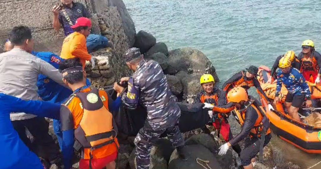 Tim SAR gabungan saat mengevakuasi kedua korban yang tenggelam di Pantai Mutun, Pesawaran, Lampung. | Foto : Dok. Basarnas Lampung