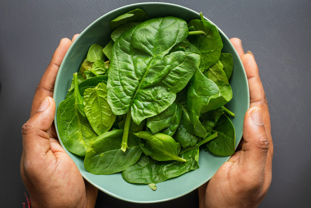  Ilustrasi Cara Masak Sayur Bening Bayam, Foto Unsplash/Louis Hansel