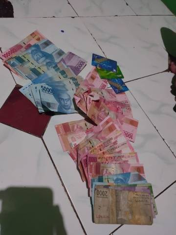 Gambar Tumpukan uang Sumber : Foto pribadi