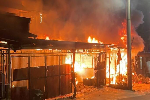 Kebakaran melanda sekretariat gereja dan 2 kios di Kebon Jeruk, Jakarta Barat, Senin (3/7/2023).  Foto: Sudin Gulkarmat Jakbar