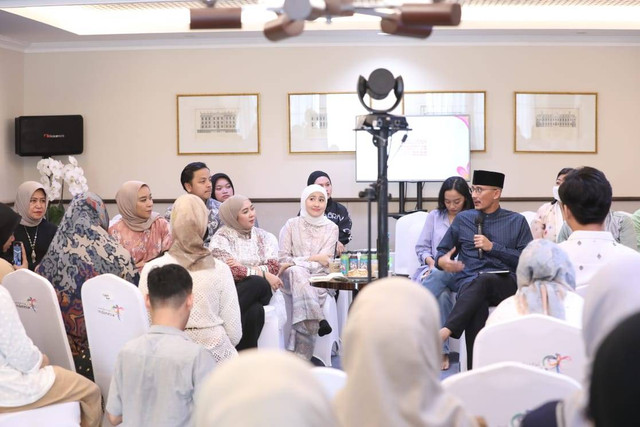 Menteri Pariwisata dan Ekonomi Kreatif Sandiaga Uno saat menjadi moderator pada Kajian Ekonomi series 10 Road To "Muslimah Creative Day 2023" di Rumah Dinas Kemenparekraf, Jakarta Selatan, Minggu (2/7/2023). Foto: Dok. Istimewa