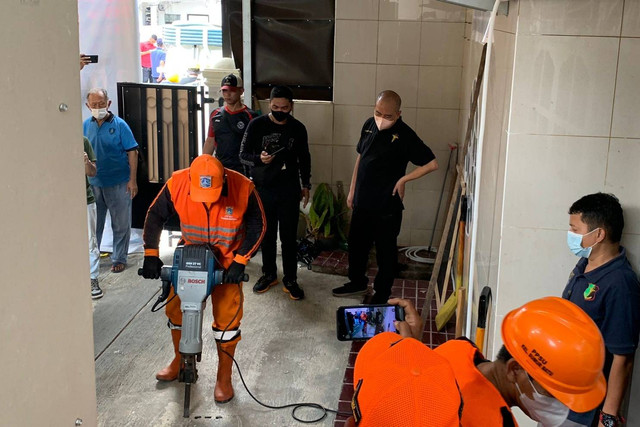 Petugas membongkar septictank kasus aborsi ilegal di sebuah kontrakan di Jalan Mirah Delima, Kemayoran, Jakarta Pusat pada Senin (3/7/2023). Foto: Luthfi Humam/kumparan
