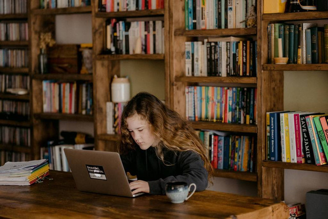 Ilustrasi pengguna platfrom menulis yang dibayar. Foto: Annie Spratt/unsplash