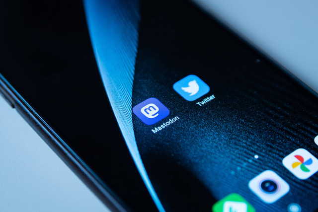 Ilustrasi aplikasi Mastodon dan Twitter. Foto: davide bonaldo/Shutterstock