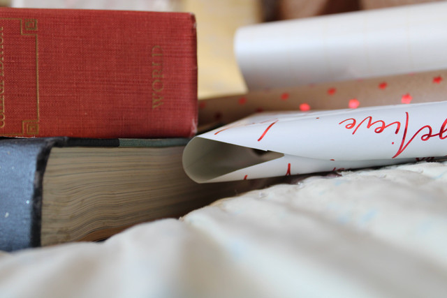 Ilustrasi antonim rumpang - Sumber: https://unsplash.com/@gorrinbel