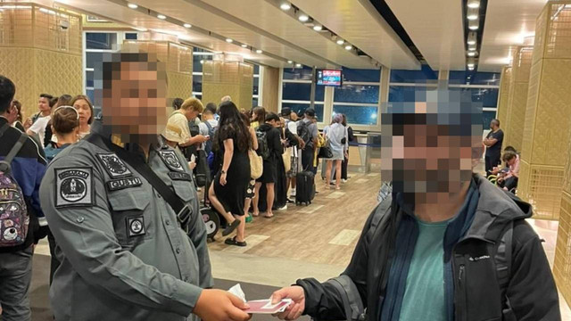 WNA asal Belgia (kanan) saat dideportasi - IST