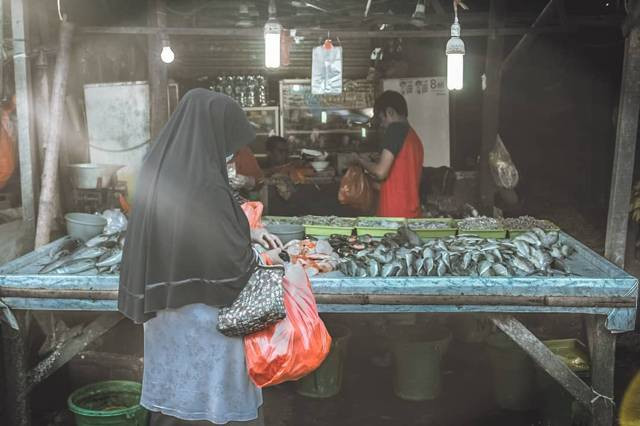 Pembeli sedang membeli ikan (Foto: Muhamad Abiet F)