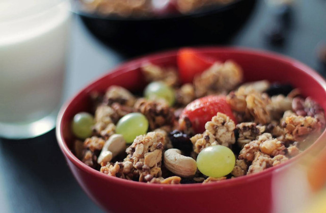 Ilustrasi cara makan muesli. Sumber: Pexels