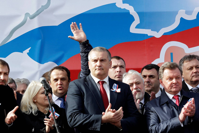 Kepala Krimea Sergei Aksyonov (tengah) ikut serta dalam unjuk rasa memperingati satu tahun pemungutan suara Krimea untuk meninggalkan Ukraina dan bergabung dengan negara Rusia di Simferopol tengah pada 16 Maret 2015. Foto: MAX VETROV/AFP