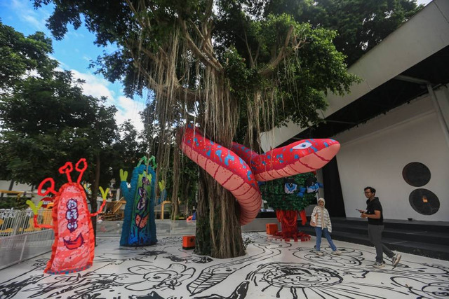 Pengunjung mengamati karya yang dipamerkan saat pameran seni rupa ARTJOG 2023. Foto: Andreas Fitri Atmoko/ANTARA FOTO
