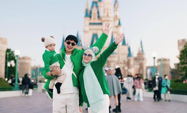Dinda Hauw dan keluarganya. Foto: Instagram/@dindahw