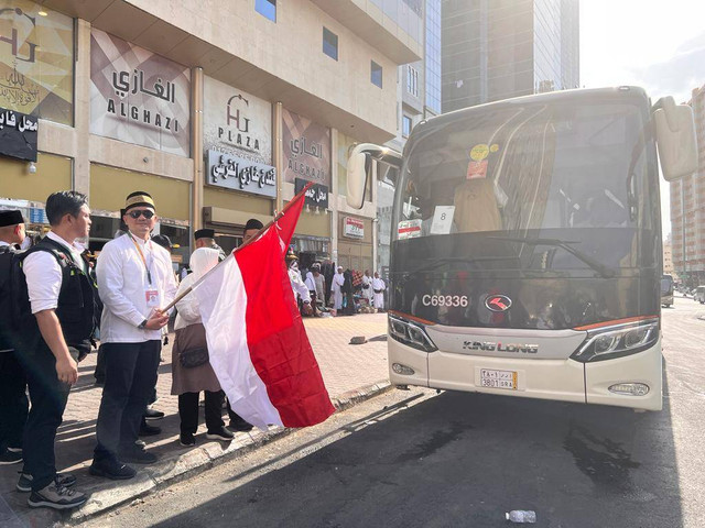 Menag Yaqut Cholil Qoumas melepas kepulangan jemaah haji. Foto: Dok. MCH 2023