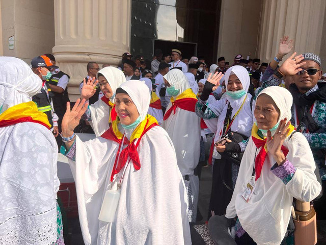 Menag Yaqut Cholil Qoumas melepas kepulangan jemaah haji. Foto: Dok. MCH 2023