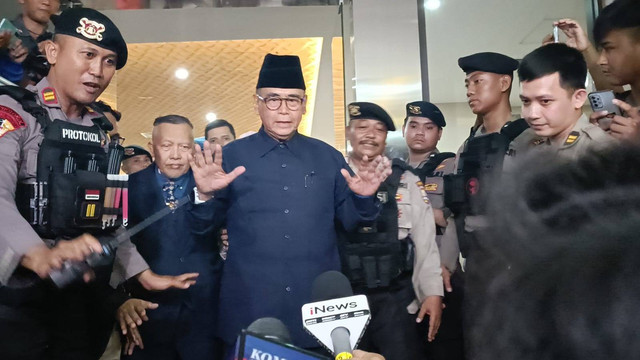Panji Gumilang setelah diperiksa Bareskrim Polri. Foto: Thomas Bosco/kumparan