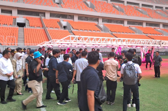 Ketua PSSI Erick Thohir, Menteri PUPR Basuki Hadimuldjono, dan PJ Gubernur DKI Jakarta Heru Budi Hartono meninjau Jakarta International Stadium (JIS), Jakarta, Selasa (4/7/2023).  Foto: Annisa Thahira Madina/kumparan