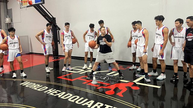 24 student-athlete DBL All Star 2023 berlatih dengan Micah Lancaster di Michigan, Amerika Serikat, pada 4 Juli. Foto: Katondio Bayumitra Wedya/kumparan