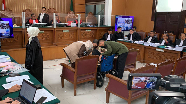 Anastasia Pretya Amanda (APA) pingsan ditengah sidang lanjutan Mario Dandy kasus penganiayaan terhadap David Ozora di PN Jaksel, Selasa (4/7). Foto: Luthfi Humam/kumparan