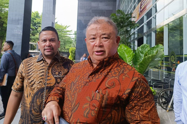 Plt Sekjen NasDem Hermawi Taslim hadir langsung dalam sidang lanjutan Johnny G Plate di PN Jakarta Pusat, Selasa (4/7).  Foto: Hedi/kumparan