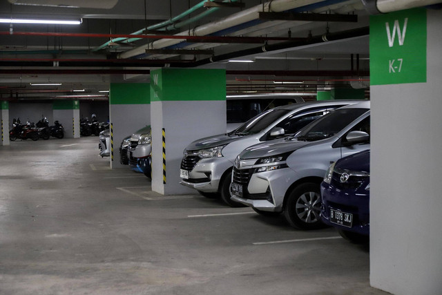 Suasana tempat parkir lantai dasar Jakarta International Stadium (JIS), Jakarta, Selasa (4/7/2023).
 Foto: Jamal Ramadhan/kumparan