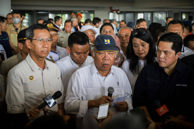 Menteri PUPR Basuki Hadimuljono didampingi Ketua PSSI Erick Thohir serta Pj Gubernur DKI Jakarta Heru Budi menyampaikan keterangan kepada wartawan usai meninjau lapangan Jakarta International Stadium (JIS), Jakarta, Selasa (4/7/2023). Foto: Jamal Ramadhan/kumparan