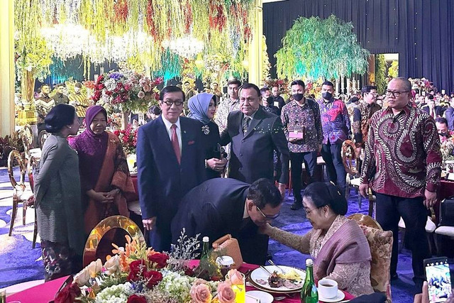 Mahfud MD menghadiri pernikahan anak dari Mohammad Rizki Pratama, anak pertama Megawati Soekarnoputri di Hotel Raffles, Jakarta Foto: Instagram/@yasonna.laoly
