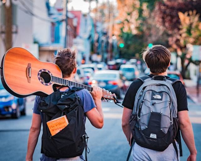 Ilustrasi perbedaan backpacker dan traveller, sumber foto: Austin Distel/Unsplash.com