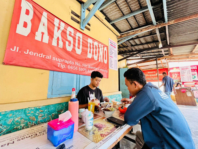 Suasana di Rumah Makan Bakso Dono dekat SMA YP Unila, Selasa (4/7/2023) | Foto: Roza Hariqo/Lampung