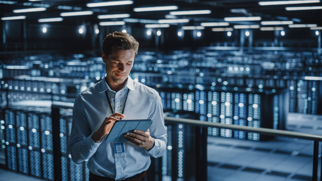 Ilustrasi Data Center. Foto: Gorodenkoff/Shutterstock