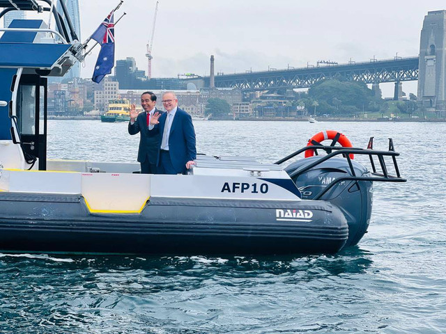 Presiden Jokowi diajak PM Australia Anthony Albanese menaiki kapal dari Dermaga Admiralty House menuju Dermaga Taronga Zoo. Foto: Biro Pers Sekretariat Presiden