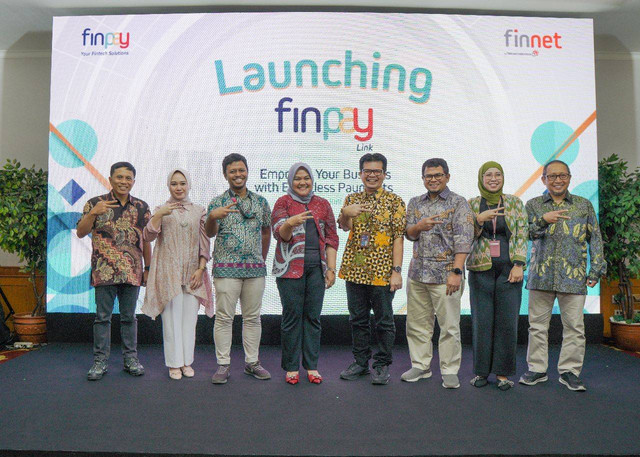 (kiri ke kanan) VP Synergy & Enterprise Business Finnet Gunawan Edi Wibowo, Manager Business Development Metranet Riyazsa Savitria, CEO OCA Indonesia Rizki Prima Sakti, Direktur Enterprise Business PT Finnet Indonesia Irena Aldanituti, SGM Sales MD Media Reynaldo Panggabean, VP Enterprise Fulfilment & Delivery Finnet Roosdiono, CMO OCA Indonesia Tiffani Krisnandya, VP Government and Enterprise Business Finnet Moch. Wasi’ul Hakim usai seremoni peluncuran FinPay Link di Jakarta. Foto: Telkom