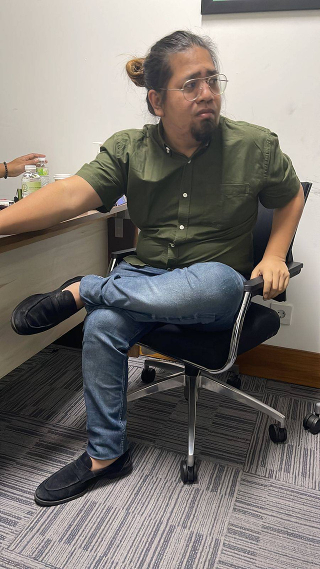 Buronan kasus pencemaran nama baik, Indra Tarigan diamankan oleh Tim Tabur Kejagung. Foto: Pusat Penerangan Hukum Kejagung