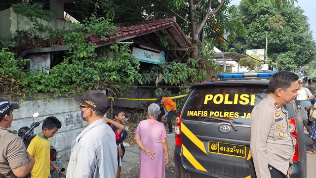 Polisi mengidentifikasi lokasi Polantas yang ditemukan tewas gantung diri di kawasan Cempaka Putih, Jakarta Pusat, Selasa (4/7/2023). Foto: Dok. Istimewa