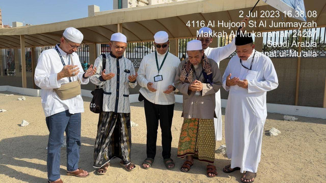 Anies Baswedan ziarah ke makam Al-Mala Makkah, Arab Saudi, Minggu (2/7)  Foto: Dok. Istimewa