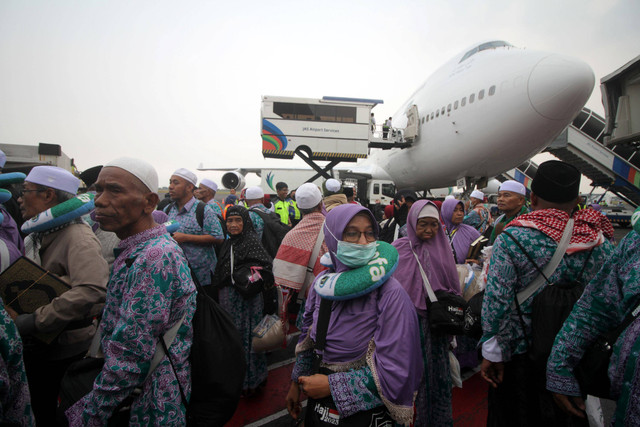 Jemaah haji yang tergabung dalam kelompok terbang (kloter) pertama tiba di Bandara Internasional Juanda Surabaya di Sidoarjo, Jawa Timur, Selasa (4/7/2023). Foto: Umarul Faruq/ANTARA FOTO