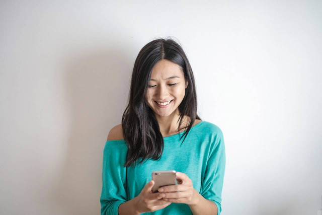 Ilustrasi cara chat crush duluan. Sumber: Andrea Piacquadio/pexels.com