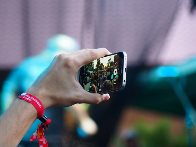 Ilustrasi  wristband konser adalah - Sumber: https://unsplash.com/@lifesimplyrocks