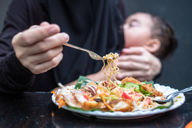 Ibu menyusui makan makanan pedas. Foto: Phoderstock/Shutterstock