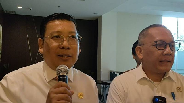Kepala Bapanas Arif Prasetyo Adi (kiri) bersama Kepala BRIN Laksamana Tri Handoko (kanan) saat diwawancara usai menghadiri rapat koordinasi program dan kegiatan bersama mitranya di IICC Bogor, Selasa (4/7/2023). Foto: Linna Susanti/ANTARA