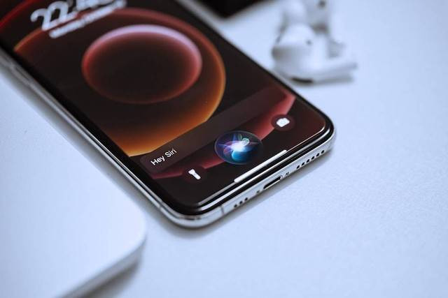 Ilustrasi cara menggunakan Lumos Siri iPhone. Foto: unsplash.com. 