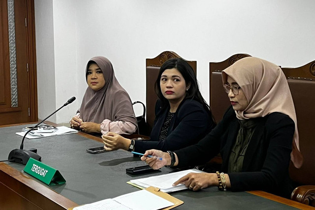 Veronica Jennifer (tengah) wanita yang digugat oleh Wamendagri John Wempi karena pencatutan nama dalam akta lahir di PN Jakpus, Rabu (5/7). Foto: Haya Syahira/kumparan