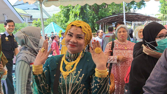 Emak-emak Jemaah Haji Asal Makassar Ini Pakai Emas 180 Gram demi Nazar. Foto: Dok. Istimewa