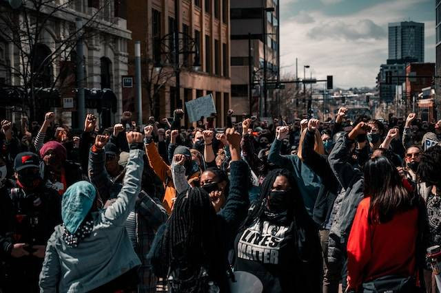 Ilustrasi Antonim Revolusi. Foto: dok. Colin Lloyd (Unsplash)