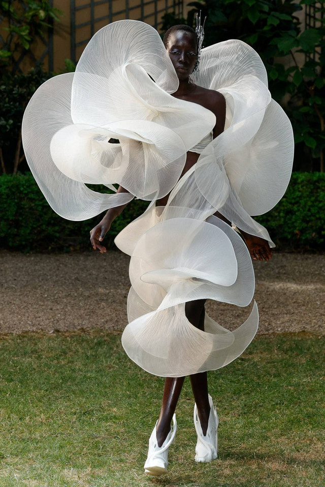 Parade busana Iris Van Herpen di Paris Couture Week Fall/Winter 2023/2024. Foto: Geoffroy Van der Hasselt/AFP