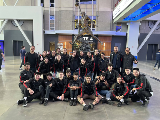 Tim DBL Indonesia All-Star 2023 berkunjung ke markas tim NBA, Chicago Bulls, yakni United Center di Chicago, Amerika Serikat, pada 5 Juli 2023. Foto: Katondio Bayumitra Wedya/kumparan