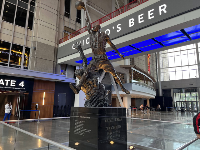 Patung Michael Jordan di markas tim NBA, Chicago Bulls, yakni United Center di Chicago, Amerika Serikat, pada 5 Juli 2023. Foto: Katondio Bayumitra Wedya/kumparan