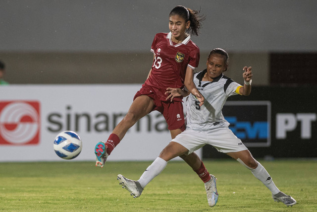 Pesepak bola Timnas Wanita Indonesia U-19 Claudia Alexandra Scheunemann (kiri) berebut bola dengan pesepak bola Timor Leste Virginia Fatima Da Silva Branco (kanan) pada pertandingan penyisihan grup A AFF U-19 Women Championship 2023. Foto: Nova Wahyudi/Antara Foto