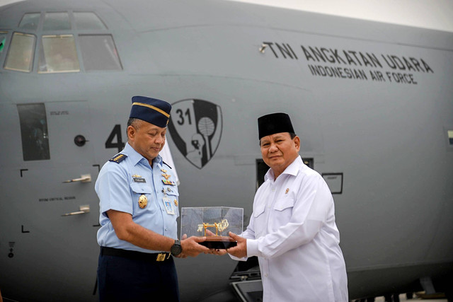 Menhan Prabowo Subianto secara simbolis serah terima Pesawat C-130 Super Hercules A-1340 dari Kemhan RI kepada TNI AU di Lapangan Udara Halim Perdanakusuma, Jakarta Timur, Kamis (6/7/2023). Foto: Jamal Ramadhan/kumparan